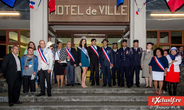 Les élus de la commune avec Ambre N'guyen et Aziz Patel devant l'Hôtel de Ville