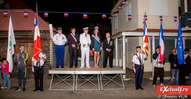 Sur le podium officiel pour le défilé...... Sur le podium officiel pour le défilé......