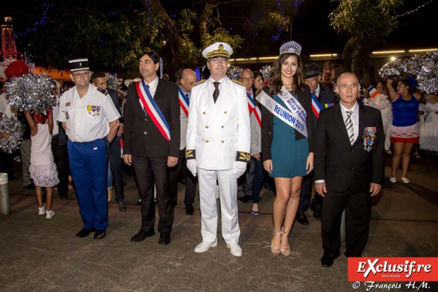 Les officiels devant le Monument aux Morts