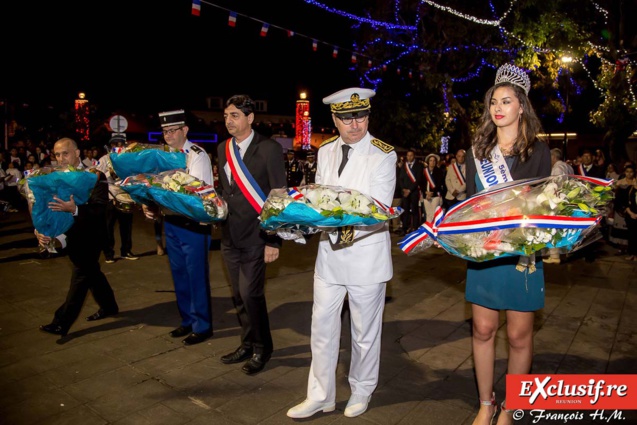 Le dépôt de gerbes au Monument aux Morts Le dépôt de gerbes au Monument aux Morts