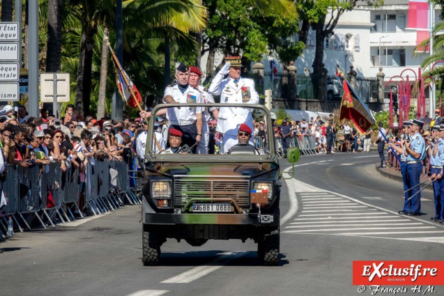 Le général Frank Reignier passant les troupes en revue Le général Frank Reignier passant les troupes en revue