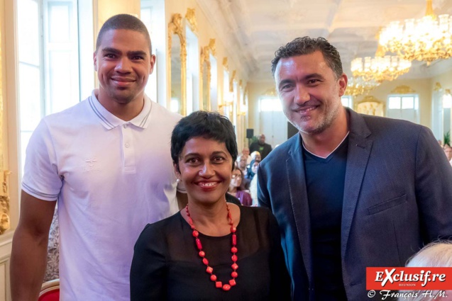 Ericka Bareigts, députée, avec les handballeurs Daniel Narcisse et Patrick Cazal