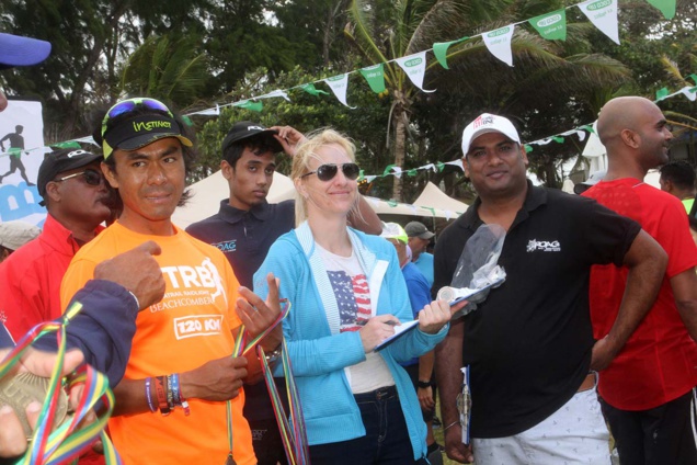 Sangé Sherpa a participé à la remise des médailles sur la ligne d’arrivée Sangé Sherpa a participé à la remise des médailles sur la ligne d’arrivée
