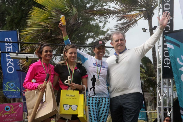 Le directeur du Dinarobin félicite les trois premières filles des 10 km: Rachel Queland, Christiane Louis et Sheila Seebaluck