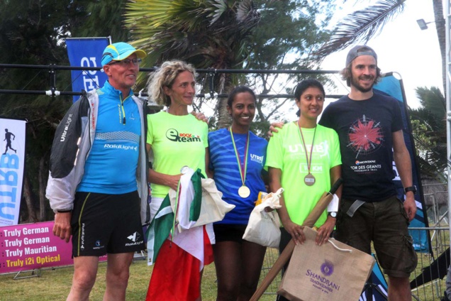 Le podium des Masters 2 des 10 Km avec Patrick Jourdain, directeur de course, et un sponsor de la course