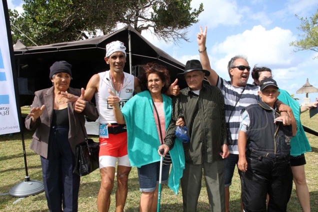 La famille de Jean-Marie Cadet au complet. Son père, âgé de 91 ans, a dansé le séga pour fêter la victoire de son fils!