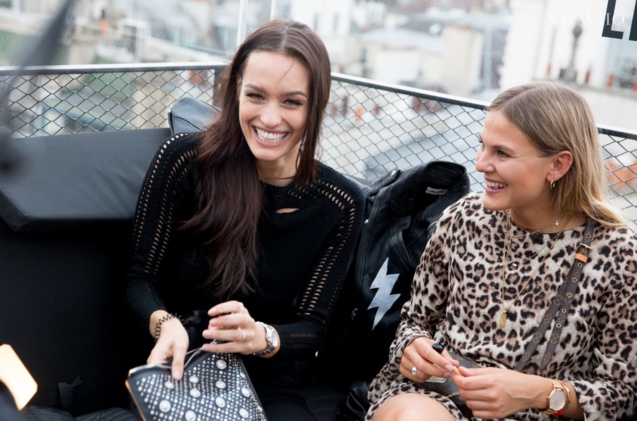 Juli Mery, heureuse, avec une amie Juli Mery, heureuse, avec une amie