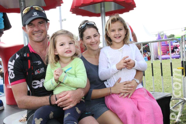 Simon Desveaux, son épouse Cécile et leurs deux enfants. Une famille qui fête la victoire de son champion...