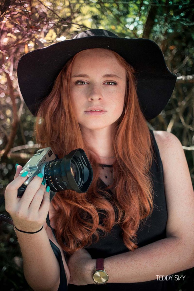 Ce n'est pas parce qu'elle a un appareil en main qu'elle est photographe... On aime beaucoup le vernis! Ce n'est pas parce qu'elle a un appareil en main qu'elle est photographe... On aime beaucoup le vernis!