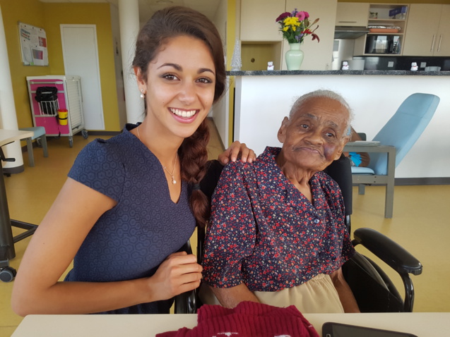 Elle avait rendu visite à sa grand-mère à Saint-Denis quand elle est venue à La Réunion en novembre avec les candidates Miss France. Aurore n'avait pas vu sa grand-mère depuis 18 ans! Une rencontre très émouvante...