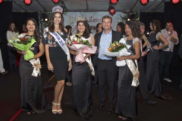 Léa Morel, Ambre N'guyen, Chloé Damour, Olivier Rivière, maire de Saint-Philippe, et Naomie Turpin Léa Morel, Ambre N'guyen, Chloé Damour, Olivier Rivière, maire de Saint-Philippe, et Naomie Turpin