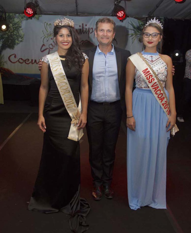 Le maire Olivier Rivière entouré de Miss Vacoa 2017 et Miss Vacoa 2016, Lyli Salvan Le maire Olivier Rivière entouré de Miss Vacoa 2017 et Miss Vacoa 2016, Lyli Salvan