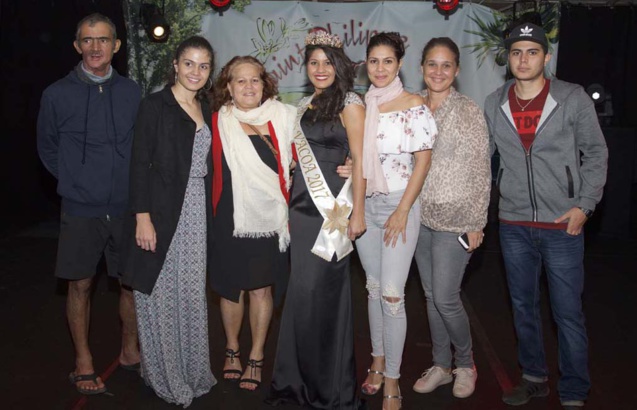 Miss Vacoa avec sa famille venue la soutenir ce soir-là