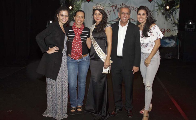Aziz Patel avec la famille de Chloé Damour