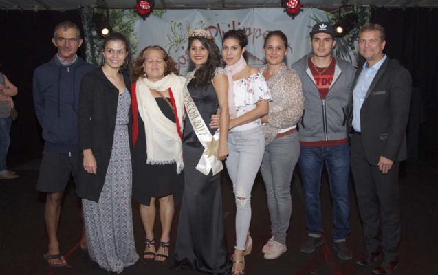 La famille de Chloé Damour avec le maire Olivier Rivière La famille de Chloé Damour avec le maire Olivier Rivière