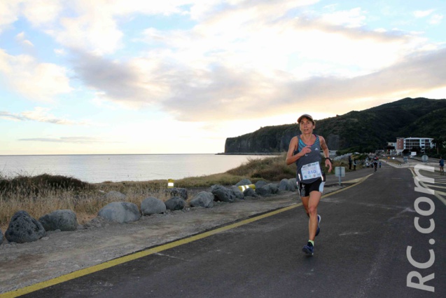 Hélène Taochy à l’entrée de la Possession et en route vers la victoire sur le 21km