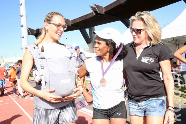 Chantal Hodgi félicitée par Eugénie Mareux titrée en 2016 et Marlène Chine See Chu, pionnière du marathon à la Réunion