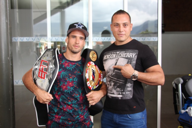 Cédric Desruisseaux porte fièrement sa Ceinture Mondiale de Hong Kong