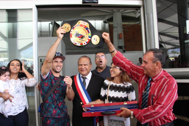 Accueilli avec les honneurs à l'aéroport ce dimanche par Yves Ferrières, adjoint au maire de Sainte-Marie, et par ses proches! Accueilli avec les honneurs à l'aéroport ce dimanche par Yves Ferrières, adjoint au maire de Sainte-Marie, et par ses proches!