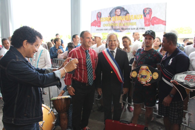 Muay Thaï: Cédric Desruisseaux a ramené la Ceinture mondiale de Hong-Kong!