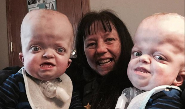 Linda avec ses enfants adoptifs Matthew et Marshall qui ont l'air très heureux!