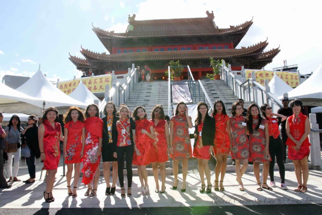 Des hôtesses ont formé une haie d'honneur avant de monter les marches du temple Des hôtesses ont formé une haie d'honneur avant de monter les marches du temple