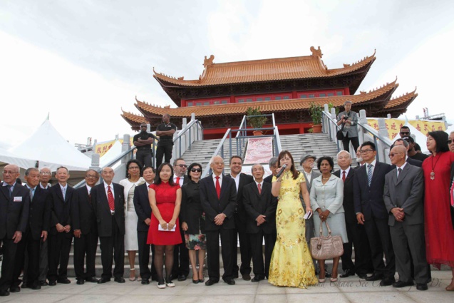 Chargée du protocole, Josette Chang-Kuw salue tous les invités qui vont ensuite monter les marches du temple