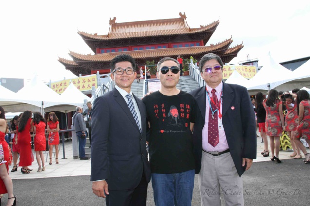 Marc Lu Yun, président de Guan Di Réunion, M. Guan, 59ème génération descendant de Guan Yu, venu spécialement de Chine, et Victor Chane-Nam, coordonnateur de Guan Di 2017 à Saint-Pierre