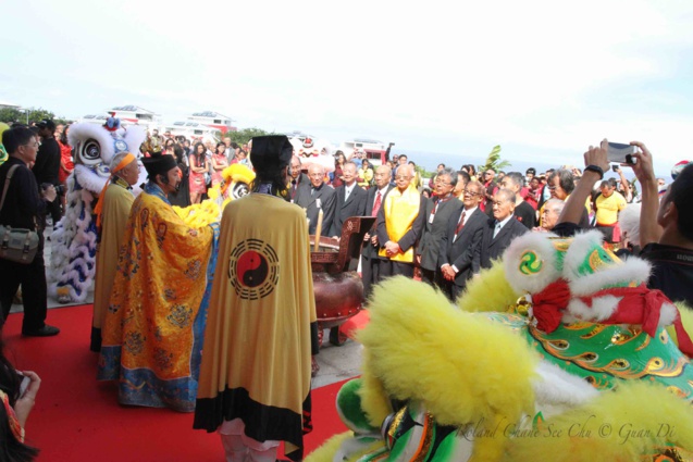 Les moines taoïstes accueillent les invités Les moines taoïstes accueillent les invités