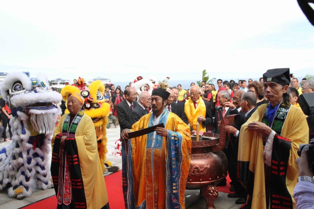 Au moment de pénétrer dans le temple Au moment de pénétrer dans le temple
