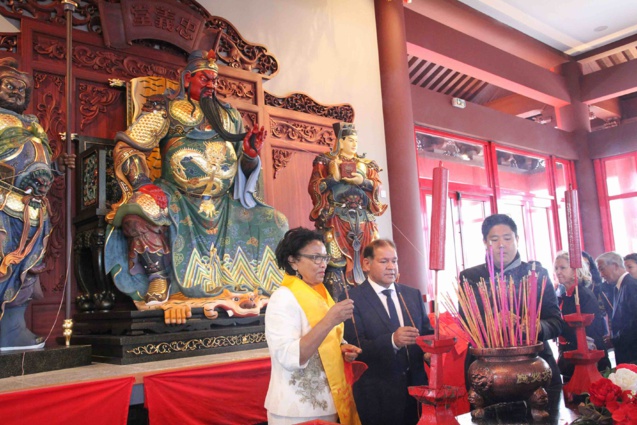 Des milliers de baguettes d'encens ont été déposés devant l'autel de Guan Di Des milliers de baguettes d'encens ont été déposés devant l'autel de Guan Di