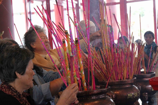 Prière et ferveur au cours de ces deux journées en l'honneur de Guan Di Prière et ferveur au cours de ces deux journées en l'honneur de Guan Di