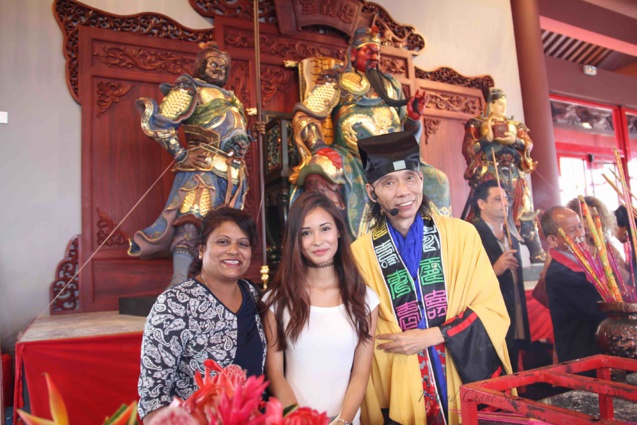 Une photo-souvenir avec l'un des moines Une photo-souvenir avec l'un des moines