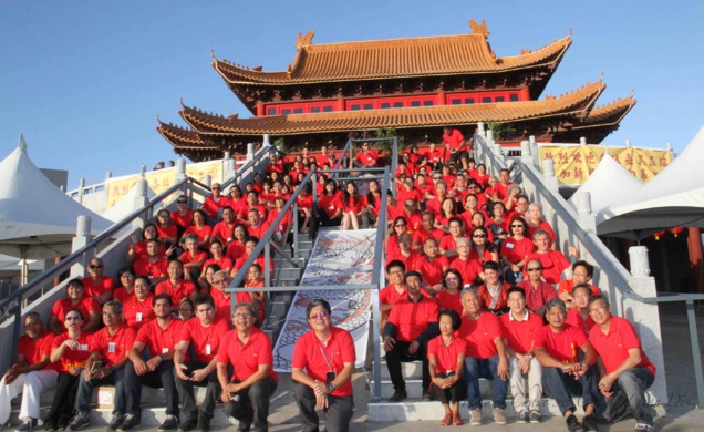 Les bénévoles autour de Alex How-Chong et de Victor Chan-Nam, de Guan Di de Saint-Pierre Les bénévoles autour de Alex How-Chong et de Victor Chan-Nam, de Guan Di de Saint-Pierre