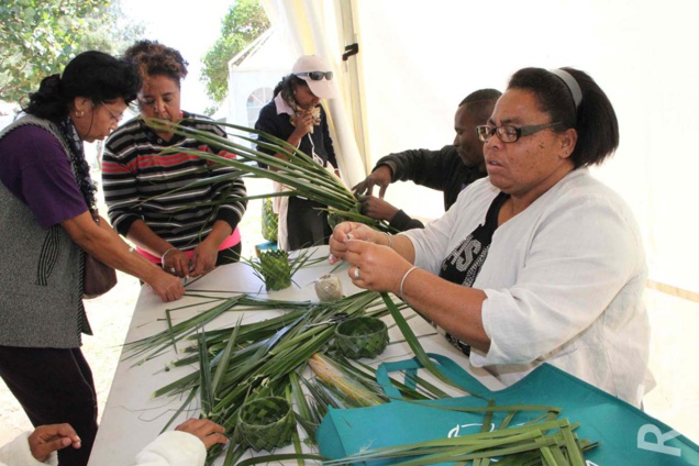 Démonstration de tressage de feuilles de dattier Démonstration de tressage de feuilles de dattier