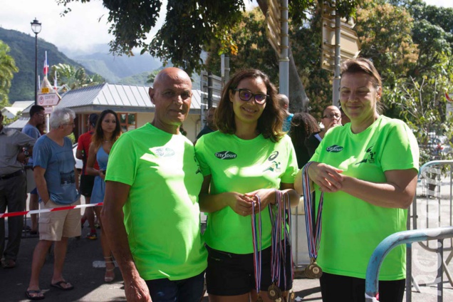 Le Président de Dimitile Sport Action aux côtés de deux membres de son équipe chargés des médailles Le Président de Dimitile Sport Action aux côtés de deux membres de son équipe chargés des médailles