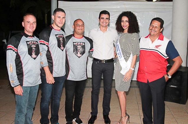 Les trois pilotes du drift avec Cédric Chane, Lyna Boyer et le président du Team Motor Show Les trois pilotes du drift avec Cédric Chane, Lyna Boyer et le président du Team Motor Show