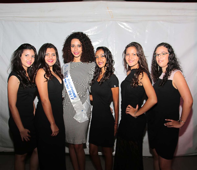 Lyna avec les 5 candidates de l'élection: Marine, Rachelle, Julie, Estelle, et Danitza Lyna avec les 5 candidates de l'élection: Marine, Rachelle, Julie, Estelle, et Danitza