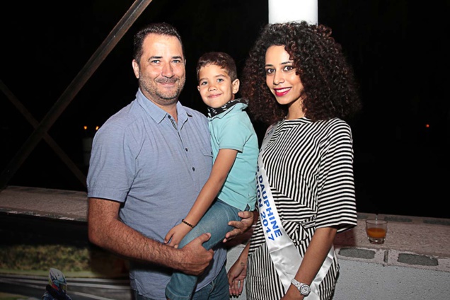 Olivier Valaeys, ingénieur commercial Zéop, avec son fils et Lyna Boyer
