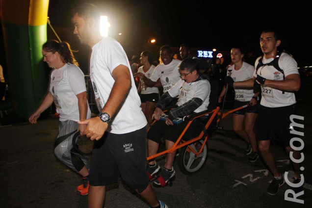 L'arrivée de la joëlette accompagnée par une trentaine de porteurs L'arrivée de la joëlette accompagnée par une trentaine de porteurs