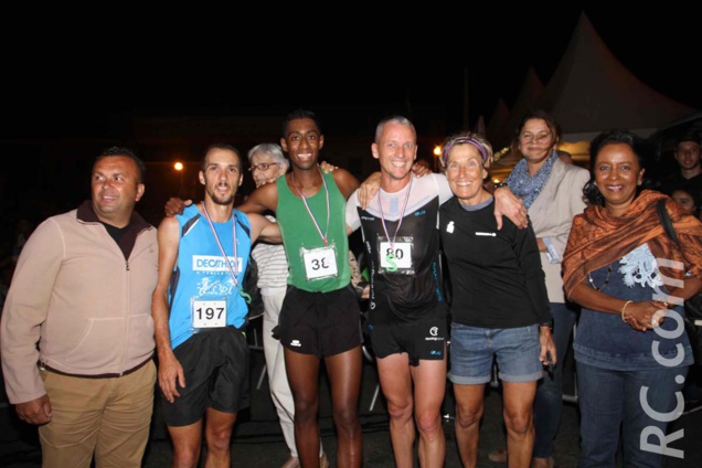 Les trois premiers au scratch félicités sur la ligne d'arrivée Les trois premiers au scratch félicités sur la ligne d'arrivée