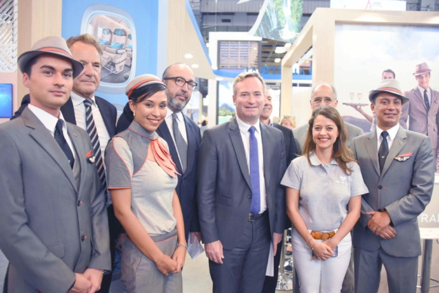 Visite de Jean-Baptiste Lemoyne, Secrétaire d'Etat auprès du Ministre des Affaires Etrangères, au stand d'Air Austral