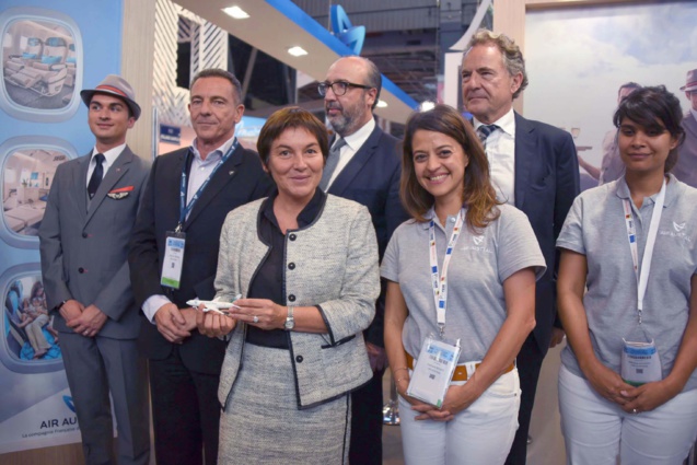 Visite d'Annick Girardin sur le stand d'Air Austral Visite d'Annick Girardin sur le stand d'Air Austral