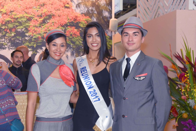 Audrey Chane-Pao-Kan, Miss Réunion 2017, avec des PNC d'Air Austral dans leur nouvel uniforme Audrey Chane-Pao-Kan, Miss Réunion 2017, avec des PNC d'Air Austral dans leur nouvel uniforme