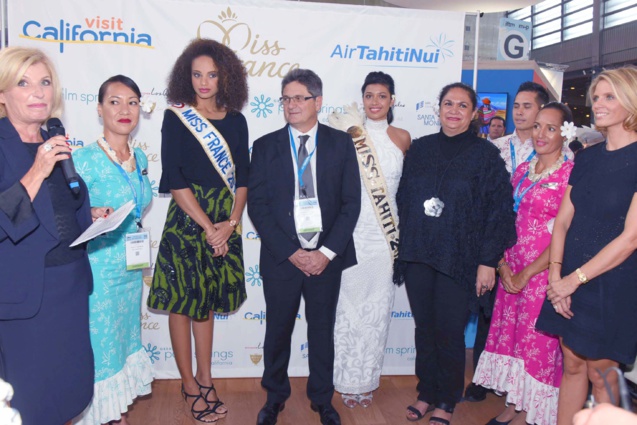 Présentation du voyage des candidates Miss France 2018 en Californie. Avec Alicia Ayliès, Miss France 2017, Michel Monvoisin d'Air Tahiti Nui, Turouru Temorere, Miss Tahiti 2017, Nicole Bouteau, Ministre du Tourisme de Polynésie française, et Sylvie Tellier, directrice générale Miss France Organisation