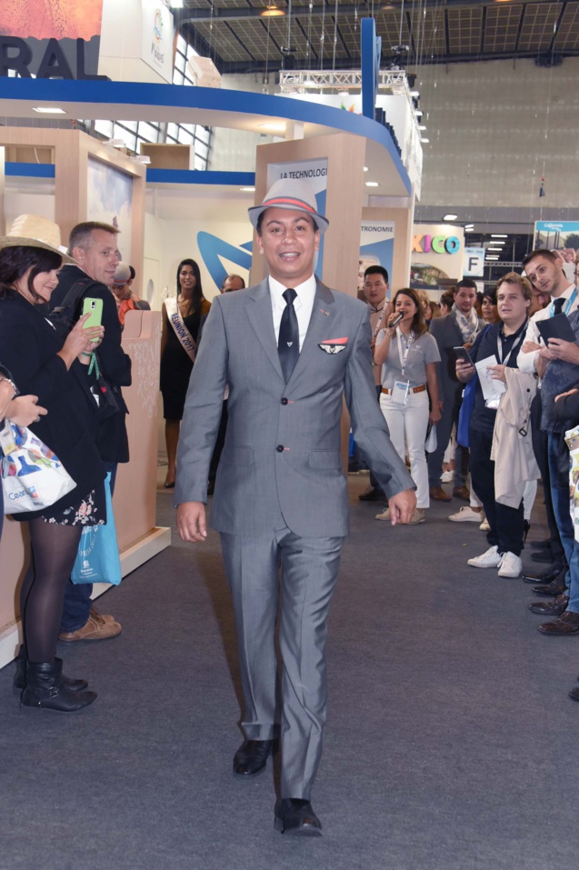 Mini-défilé pour présenter les nouveaux uniformes d'Air Austral