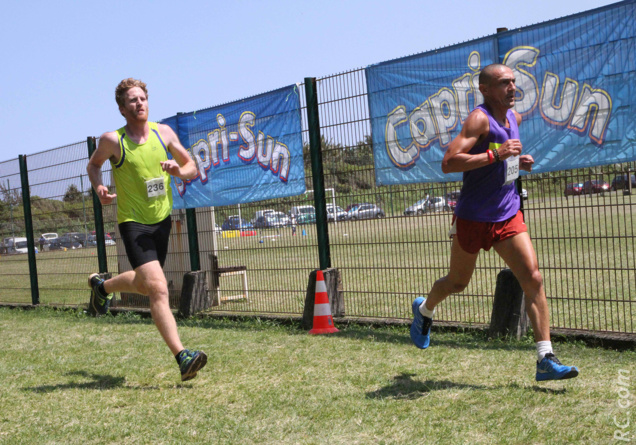 Benjamin Barret mène devant son coéquipier Yvain Heindinger Benjamin Barret mène devant son coéquipier Yvain Heindinger