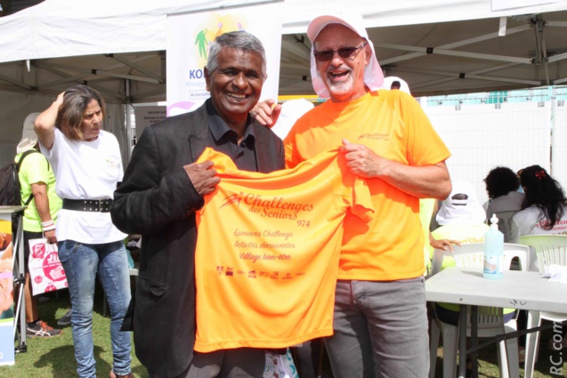 Le maillot du Challenge remis à Joseph Sinimalé, maire de Saint-Paul, par Philippe Fontaine, président de l'Association Challenge des Seniors