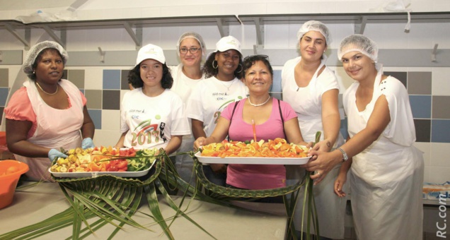 Des fruits et des légumes étaient préparés par la MFR de l'Ouest, sous la conduite de Marie Dijoux et Stéphanie Fontaine