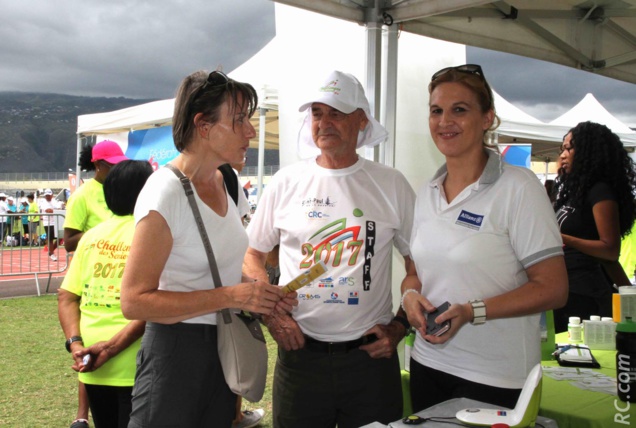 Véronique Servas de la DJSCHS et Gérard Goriot de l'ACS accueillis par Alexandra Gardon au stand de Allianz